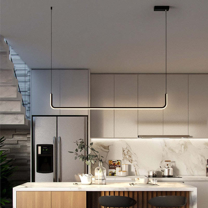 Detalle de lámpara colgante LED moderna en dorado y negro. Iluminación versátil para espacios contemporáneos.