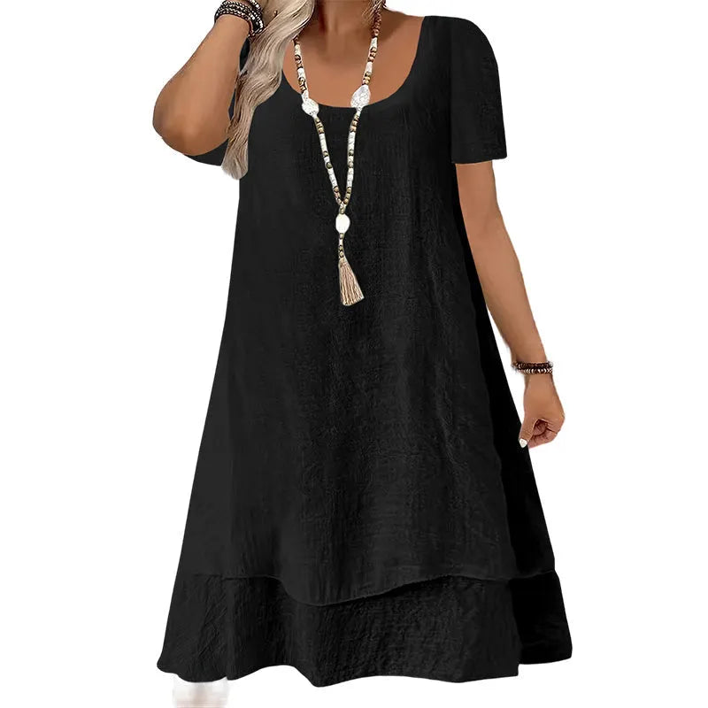 Mujer luciendo vestido amplio de manga corta con cuello redondo. Estilo casual de verano, cómodo y fresco.
