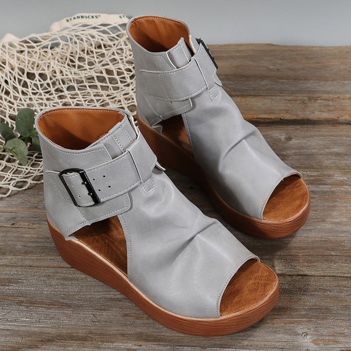 Vista trasera de sandalias de cuña de mujer. Tacón de moda que combina estilo, comodidad y altura para el verano.
