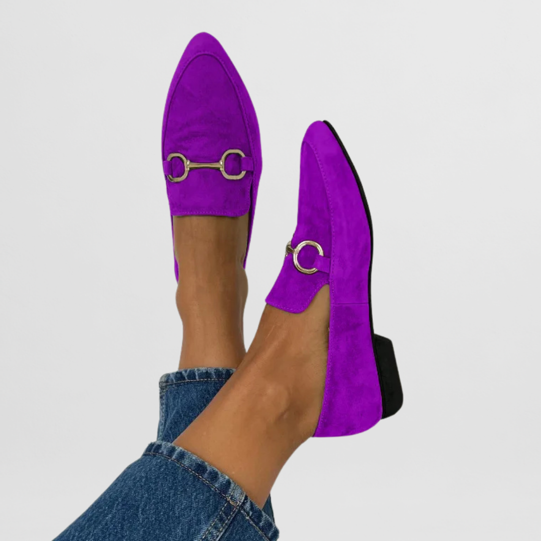 Mocasines de mujer con tacón bajo, detalle metálico sutil. Zapatos versátiles para verano, primavera y oficina.