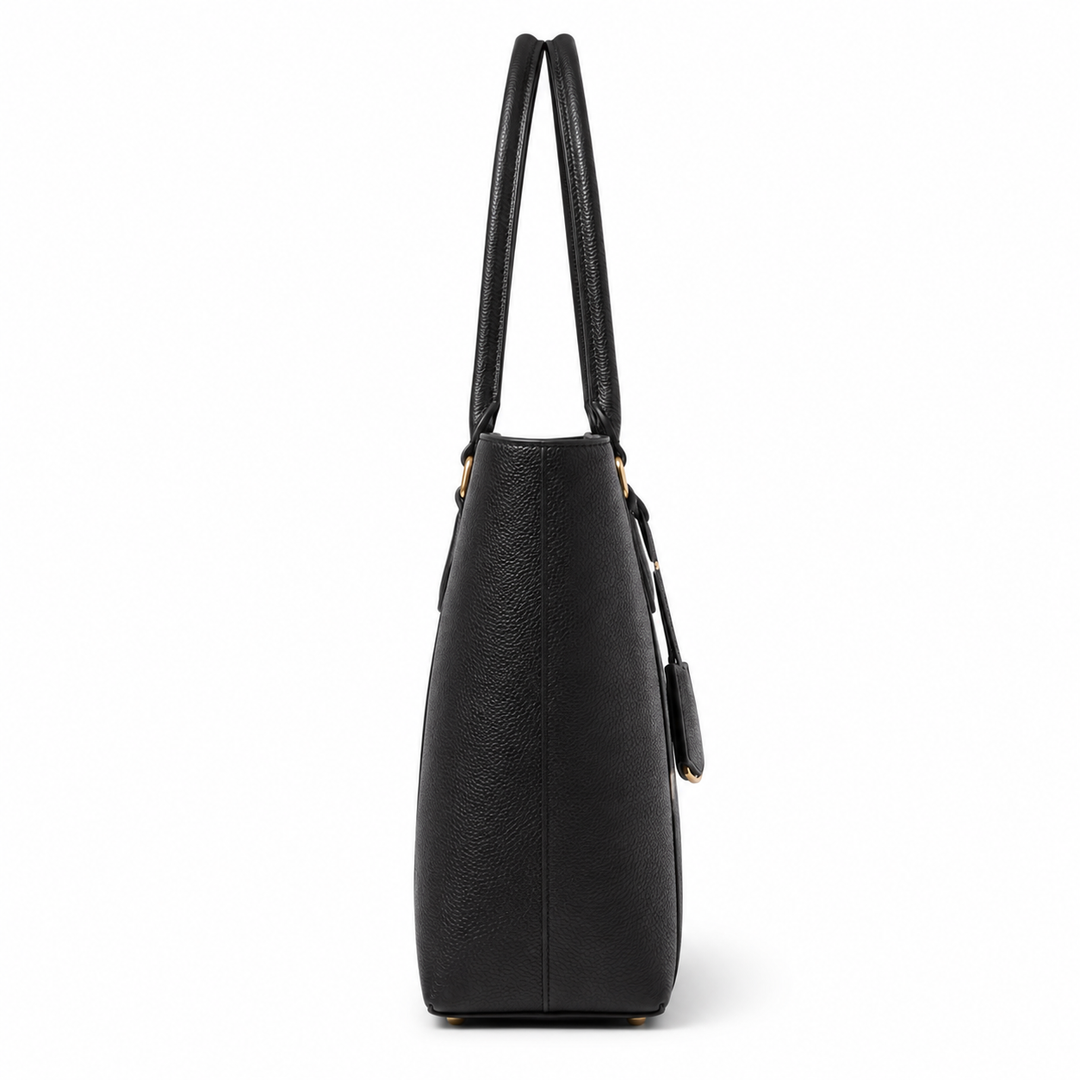 Espacioso bolso tote de piel negro para mujer, chic y práctico para el uso diario.
