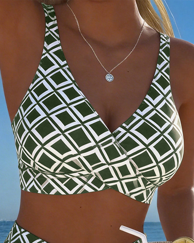 Dos piezas de bikini con patrón geométrico, perfecto para tus vacaciones en la playa este verano.