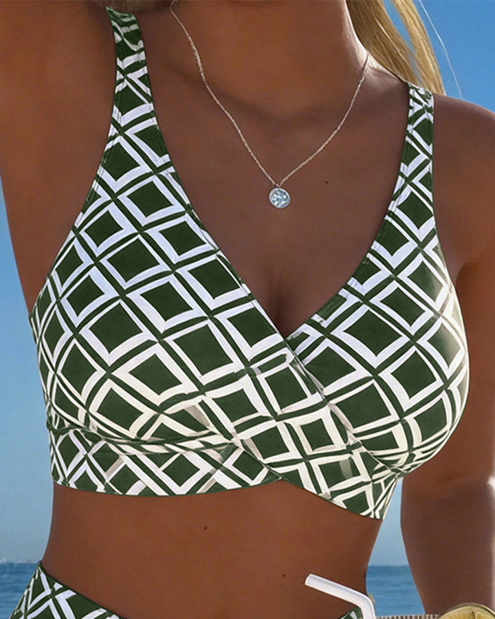 Dos piezas de bikini con patrón geométrico, perfecto para tus vacaciones en la playa este verano.