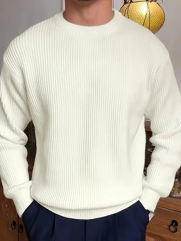 Cálido jersey de punto grueso para hombre con cuello redondo. Suéter confortable, de manga larga, perfecto para el frío.