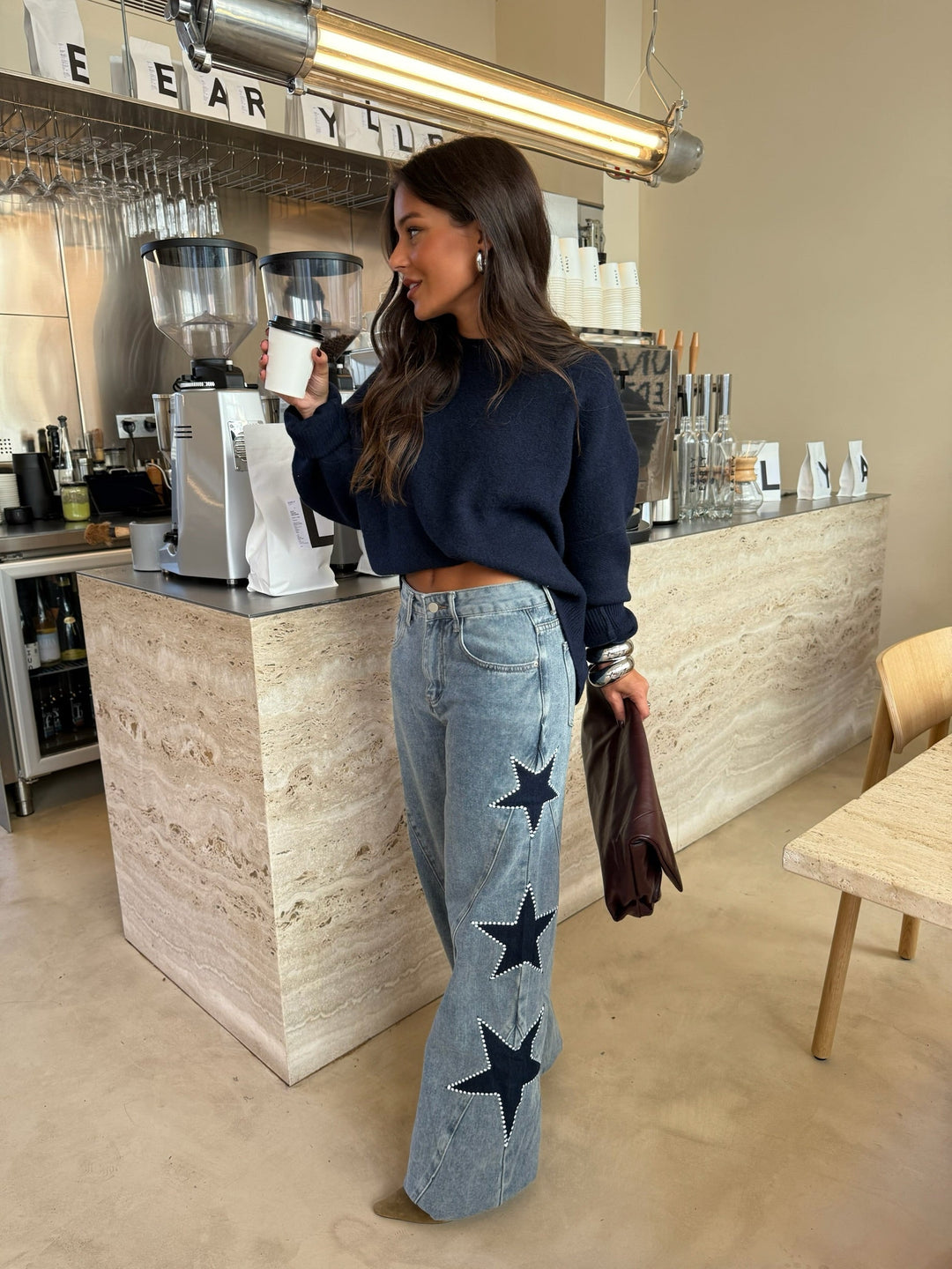 Vaqueros denim de mujer con estrellas bordadas, estilo casual y moderno para un look único.