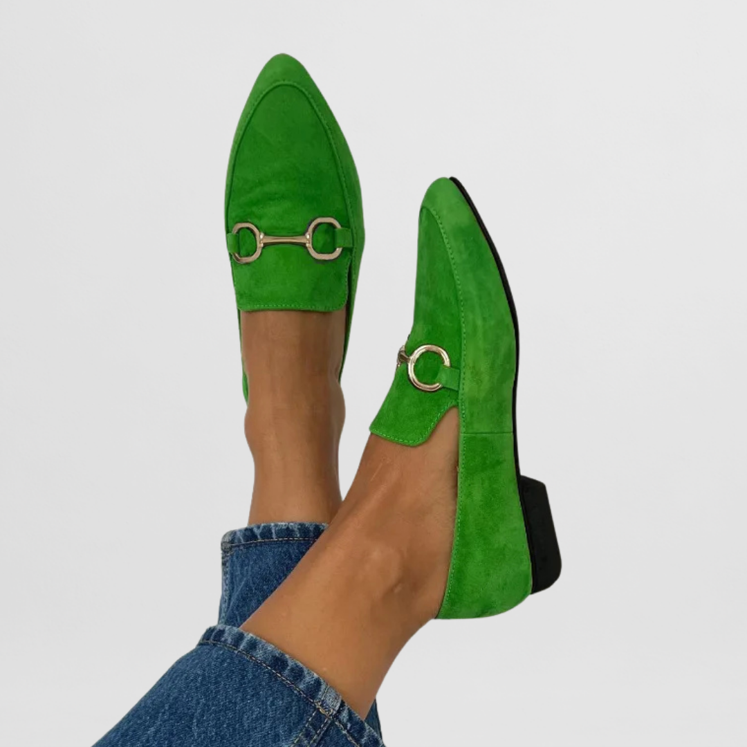 Zapatos mocasines de mujer con detalle metálico. Estilo elegante y cómodo para la moda de primavera.