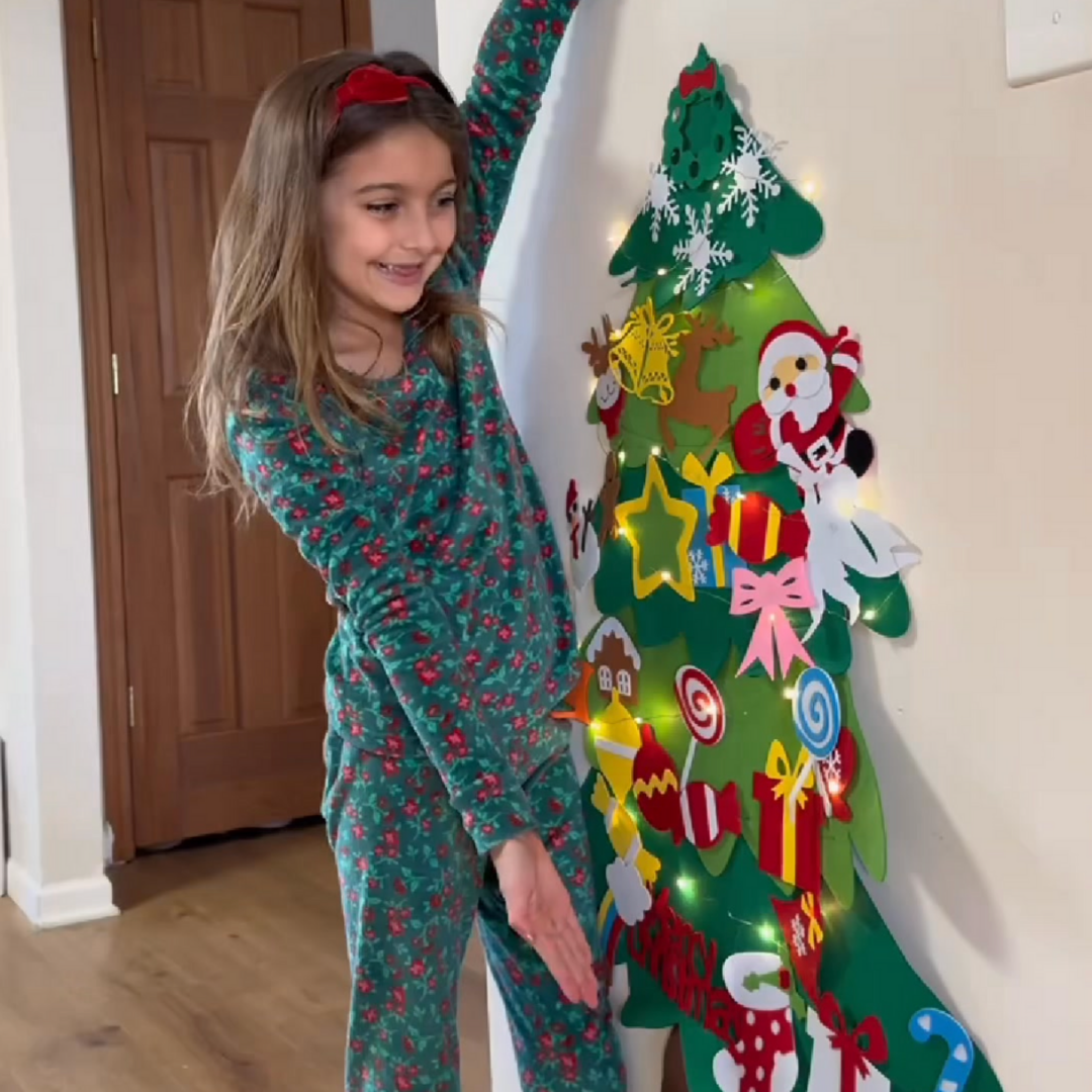 Decoración navideña interactiva: árbol de fieltro con adornos para que los niños personalicen su Navidad.