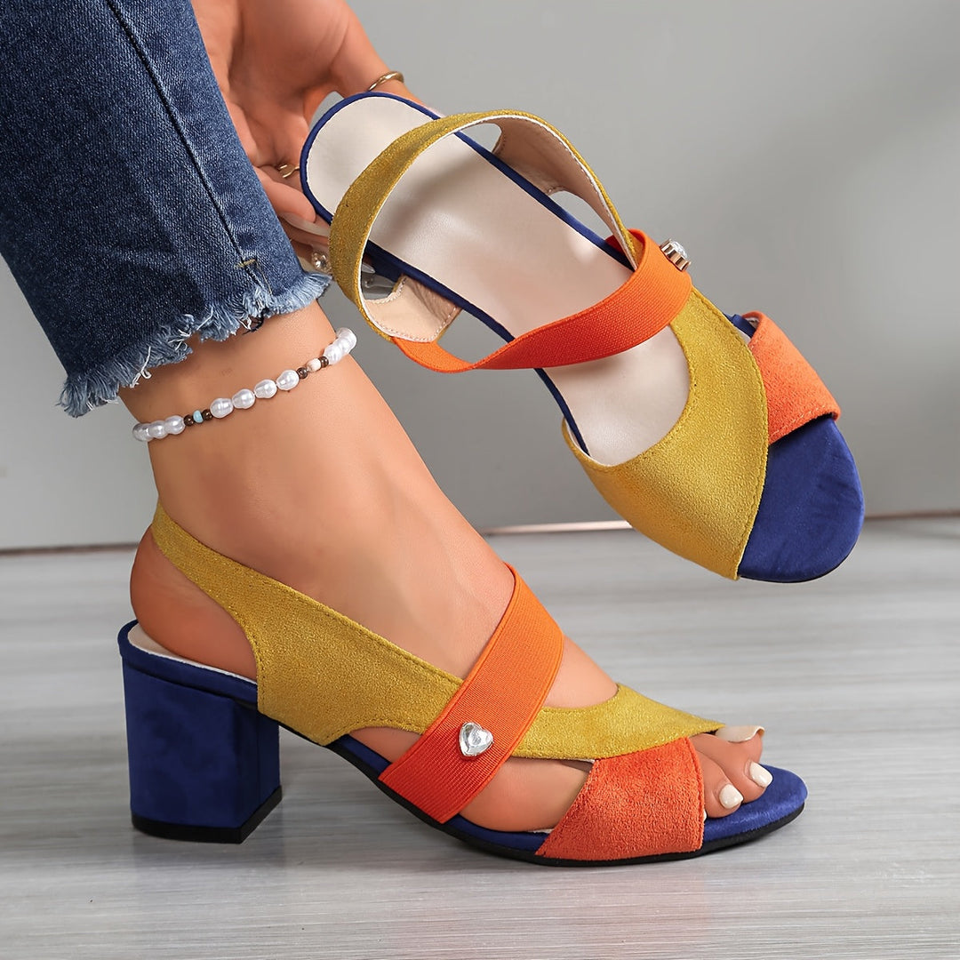 Elegantes sandalias ortopédicas para damas con tacón bloque. Calzado cómodo de verano con tiras cruzadas.