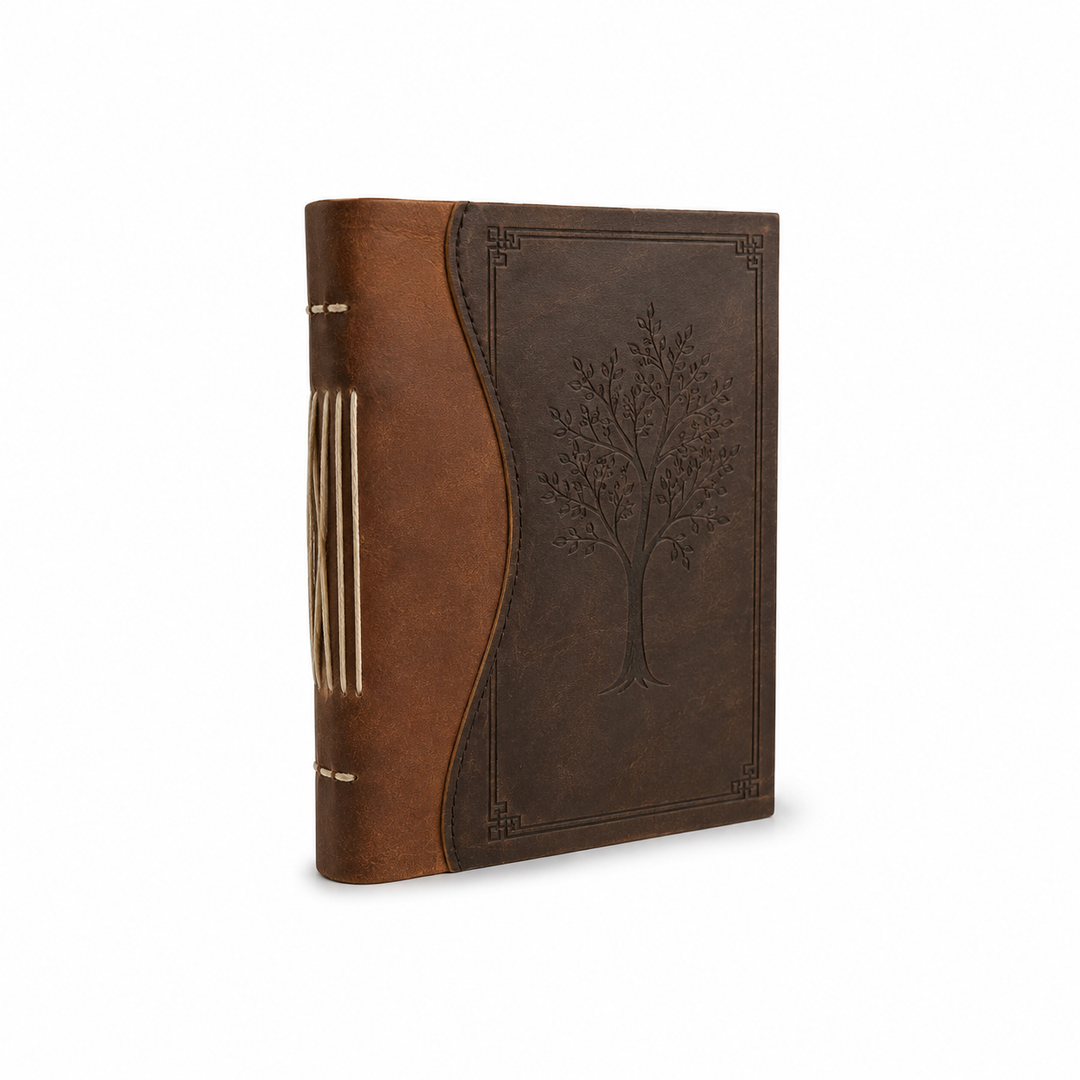 Cuaderno vintage artesanal de cuero sintético con árbol grabado. Ideal para escritura, diario o notas.