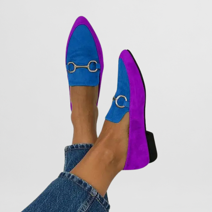 Mocasines elegantes para mujer con tacón bajo y detalle metálico. Perfectos para looks de oficina y casuales.