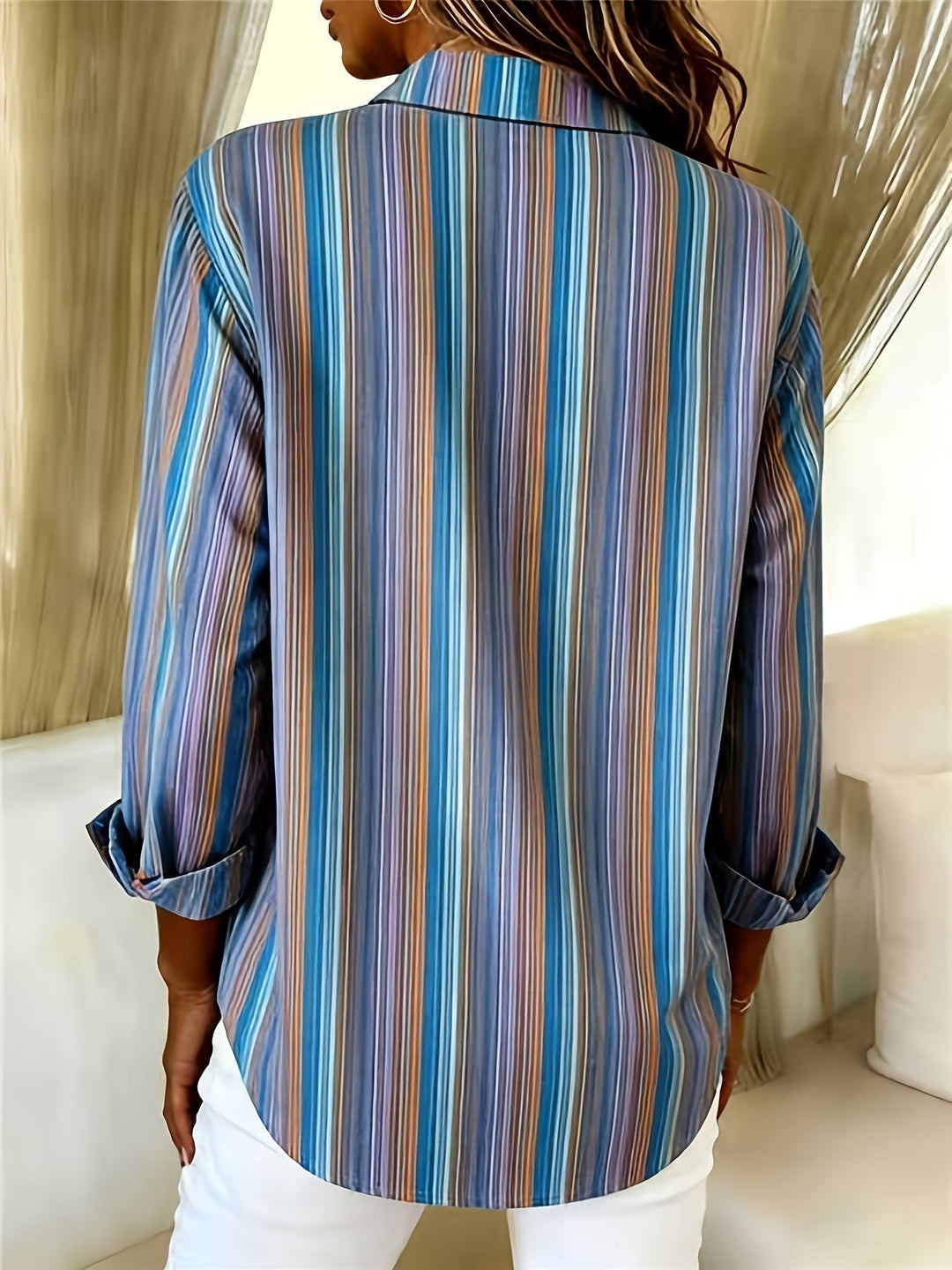 Camisa femenina de rayas con botones frontales y manga larga, versátil para cualquier ocasión.