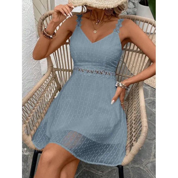 Vestido de fiesta mini plumetis blanco con encaje floral en el pecho y escote V, muy femenino.