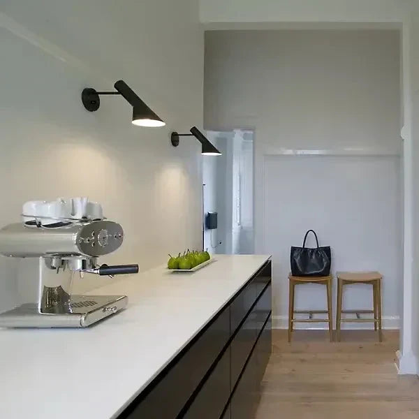 Lámpara LED de pared o escritorio, diseño versátil para iluminación moderna y cálida en la decoración del hogar.