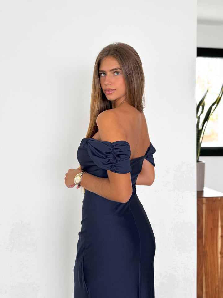 Vestido sirena marino para evento, con mangas elegantes y silueta ajustada. Tejido elástico y cómodo.