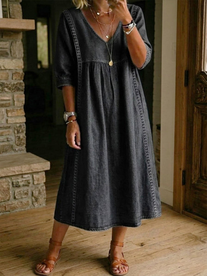 Precioso vestido de mezclilla con escote en V y sutil encaje, resaltando la moda femenina fluida.