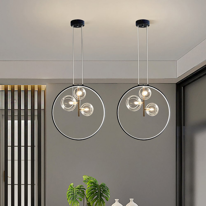 Colgante minimalista de techo. Lámpara con esfera de vidrio y detalles de metal para interiores.