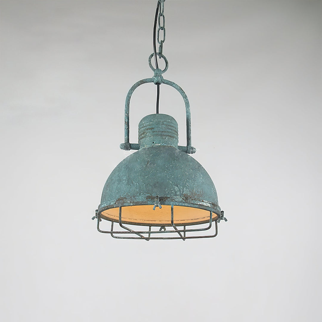 Lámpara rústica de hierro en cúpula, iluminación estilo farmhouse para cocina o salón.