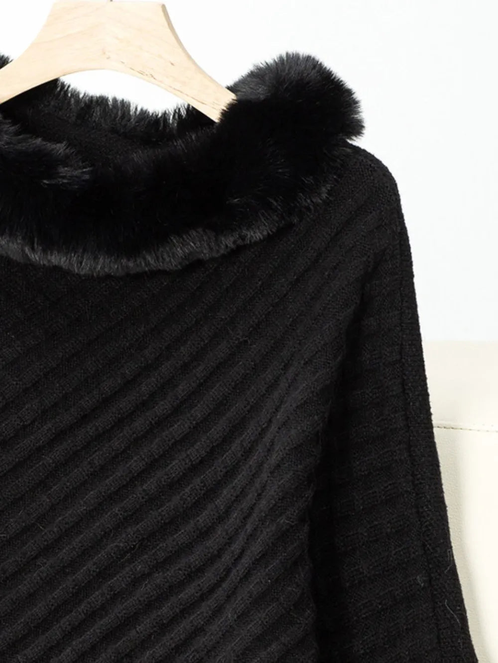 Poncho para mujer con ribete de pelo sintético. Moda cómoda y abrigadora de invierno, capa versátil.