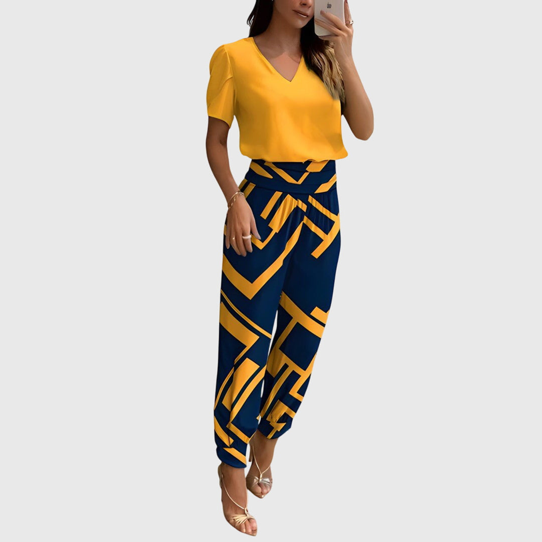 Conjunto elegante de blusa fluida y pantalones cómodos para mujer. Ideal para verano, moda casual de dos piezas.