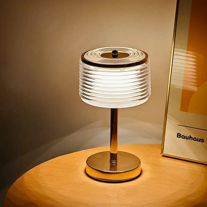 Lámpara de mesa LED Cirvella, diseño contemporáneo en vidrio y dorado. Iluminación ambiente perfecta para tu hogar.
