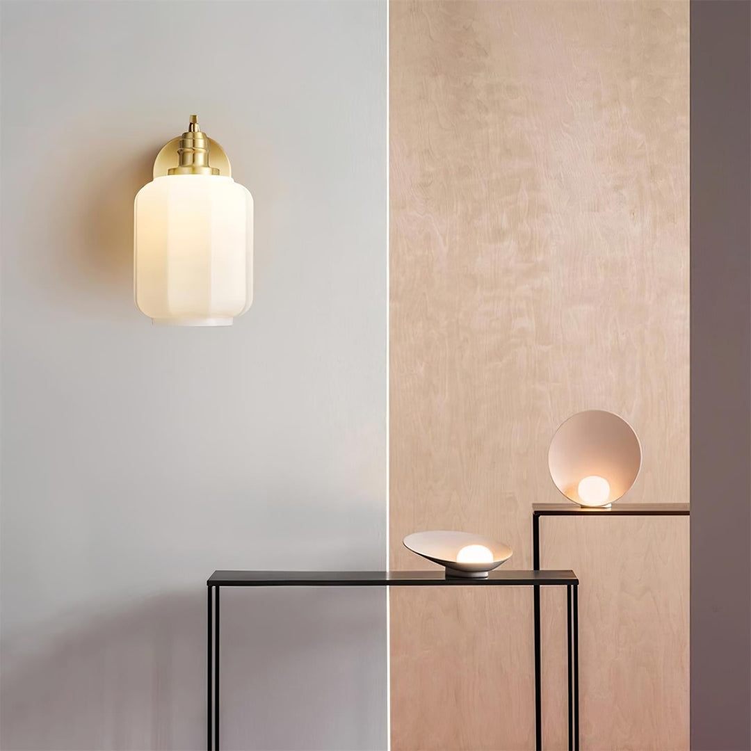 Aplique de pared con materiales premium. Lámpara enchufable de latón y vidrio para el hogar.