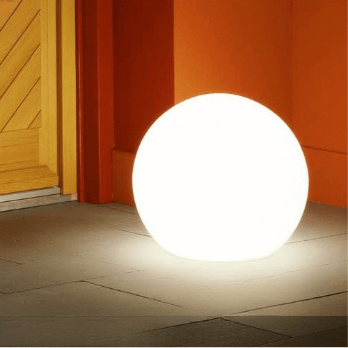 Esfera de luz solar LED para jardín. Crea una iluminación exterior mágica y un ambiente acogedor.