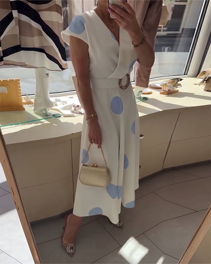 Vestido midi elegante con lunares, escote en V, para mujer. Moda versátil y femenina.