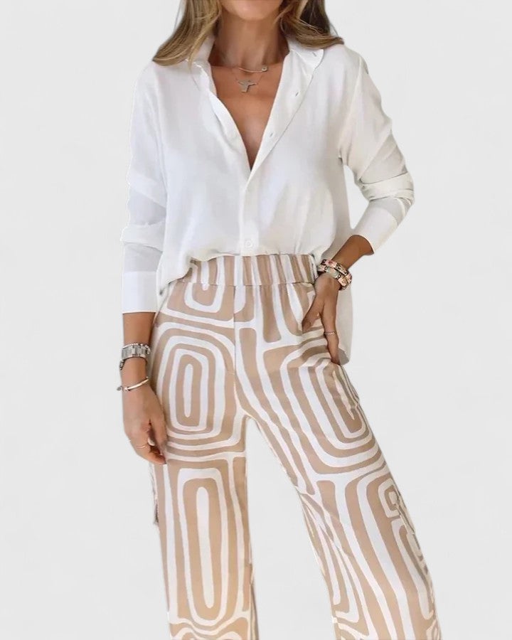 Conjunto dos piezas elegante para mujer con cinturón. Ropa femenina de estilo moderno con estampado geométrico.