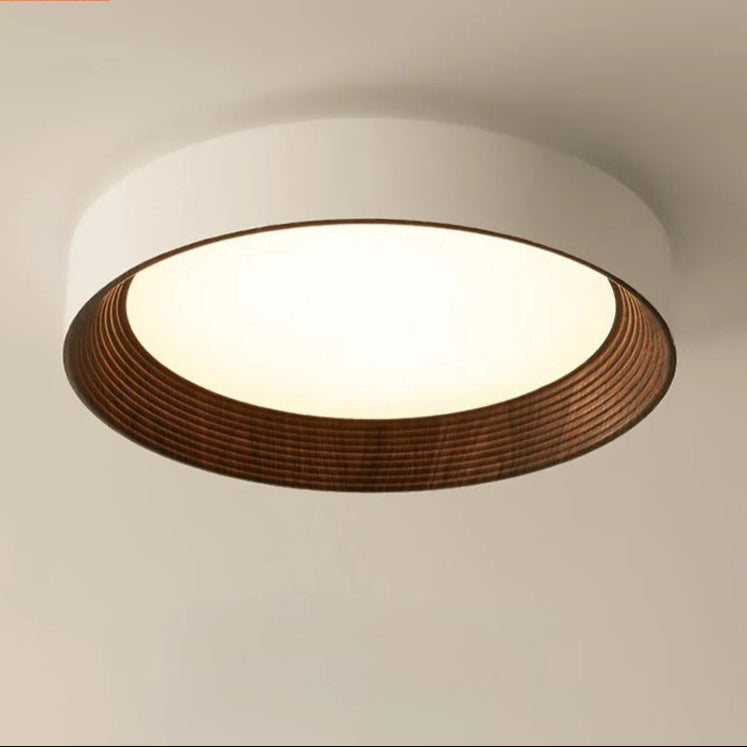 Elegante lámpara de techo LED moderna con diseño circular y luz ajustable.