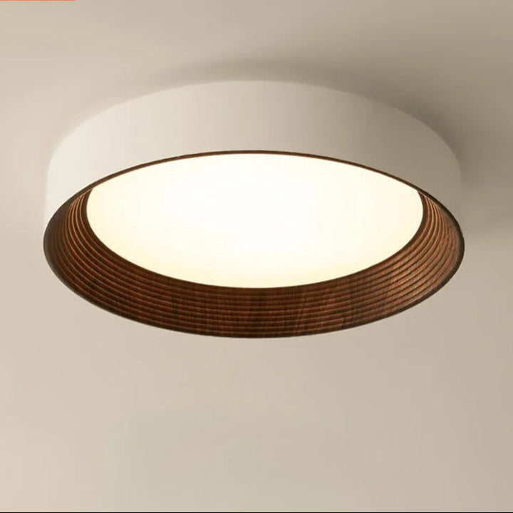 Elegante lámpara de techo LED moderna con diseño circular y luz ajustable.