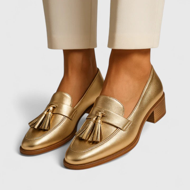 Mocasines de mujer dorados con borlas, elegantes y cómodos, calzado sin cordones para estilo y confort.