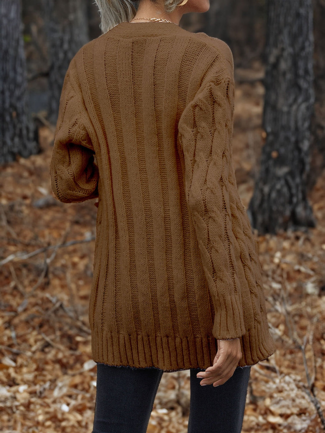 Suéter abrigador de punto trenzado para mujer, cómodo y con estilo para el clima frío.
