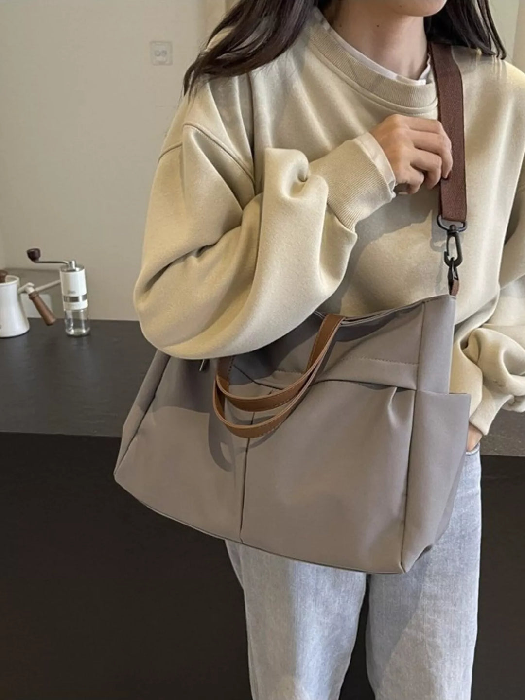 Práctico bolso tote de mujer de nylon, ligero y casual. Perfecto para llevar tus esenciales en el día a día.