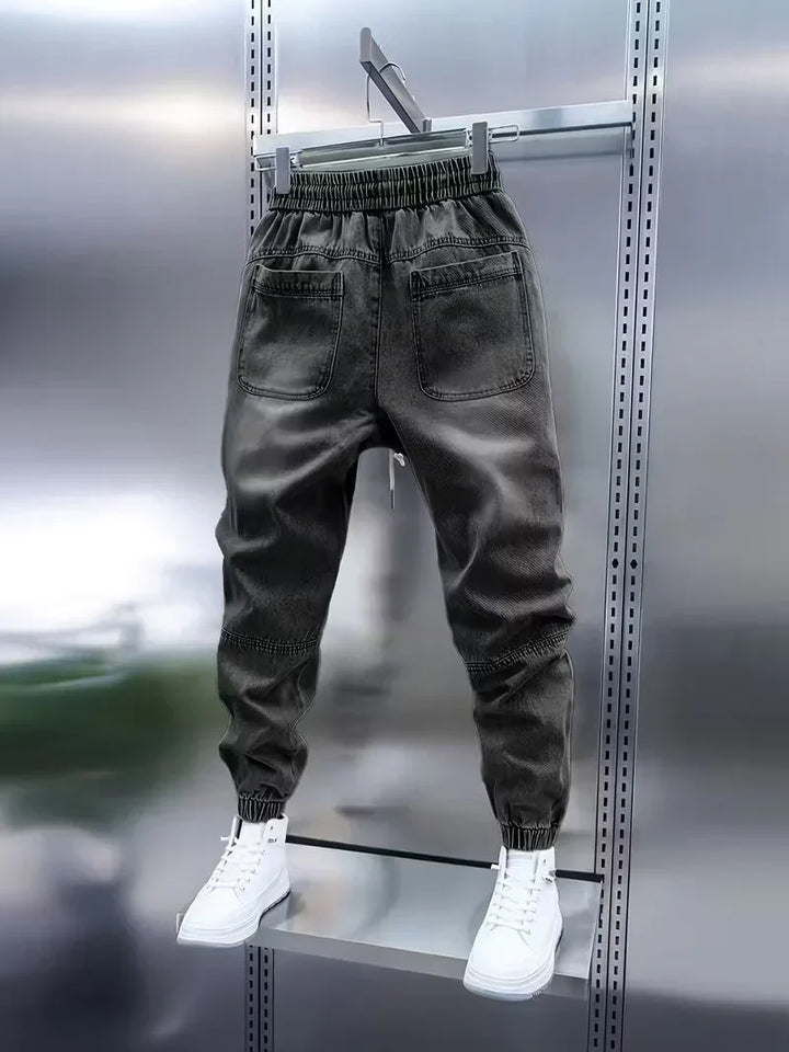 Vista trasera del pantalón vaquero amplio para hombre, mostrando bolsillos y ajuste relajado. Denim de calidad.