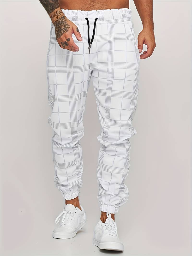 Jogger masculino de perfil, mostrando su diseño casual y deportivo, perfecto para un estilo versátil.