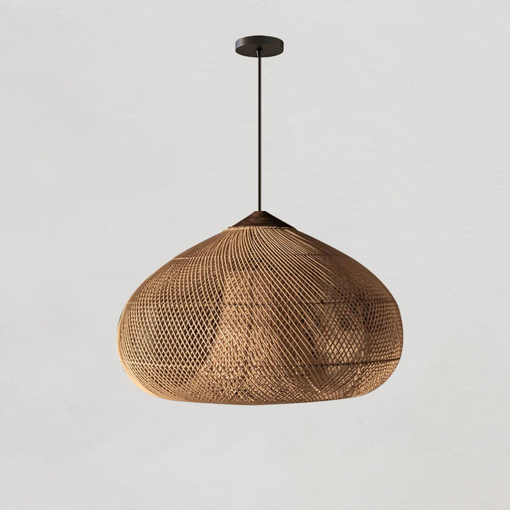 Decoración natural y bohemia: lámpara de techo trenzada, hecha a mano.
