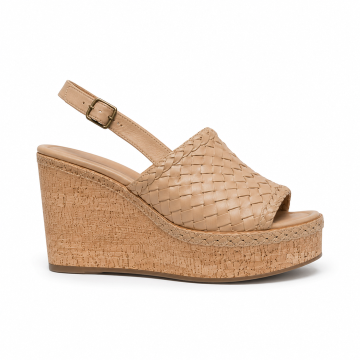 Mujer luciendo sandalias de cuña beige, ideales para un look casual o elegante de verano con máximo confort.
