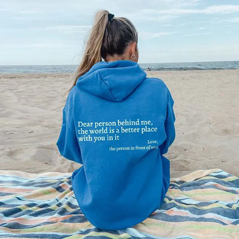 Detalle de la capucha de la sudadera SNOW de mujer. Hoodie cálido con cordones ajustables para el invierno.