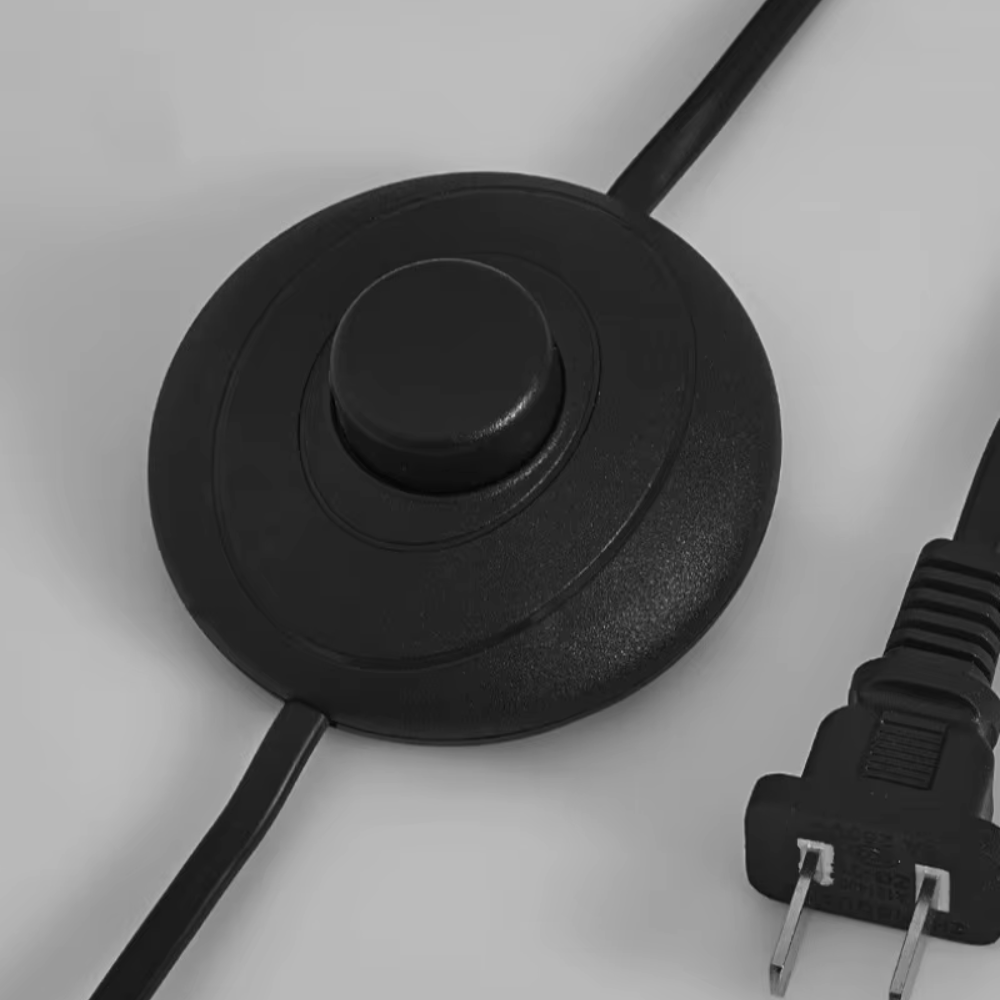 Artesanal lámpara de suelo japonesa de bambú, crea ambiente tranquilo en sala de estar o dormitorio con luz relajante.