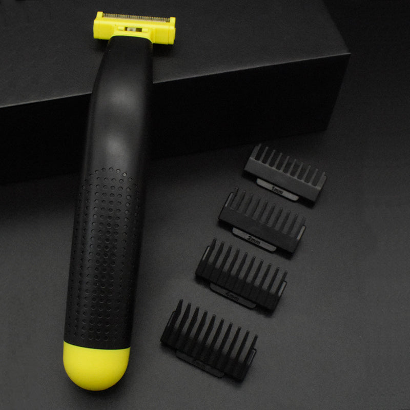 Hombre utilizando afeitadora corporal húmeda/seca para depilación suave. Dispositivo recargable e impermeable para higiene.