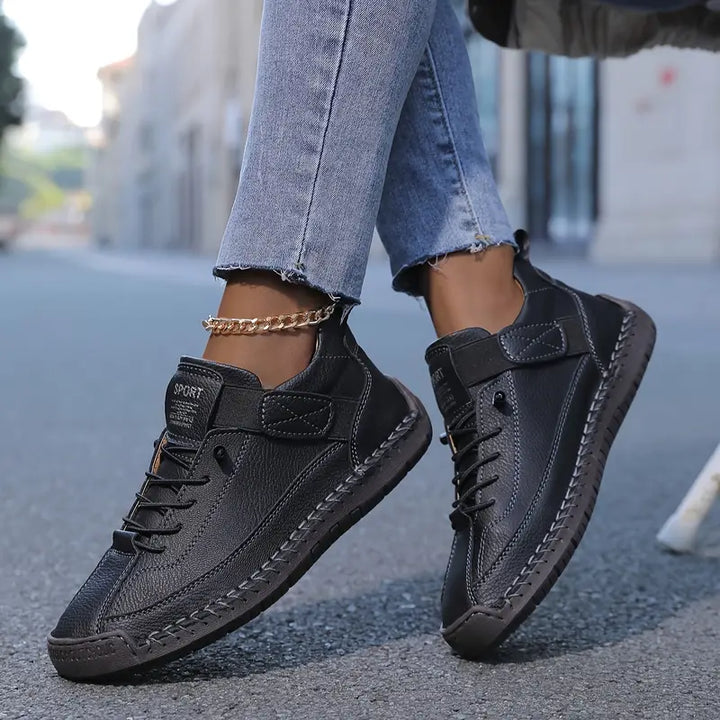 Zapatillas ortopédicas Saela para mujer, ofreciendo confort y soporte ergonómico para uso diario.