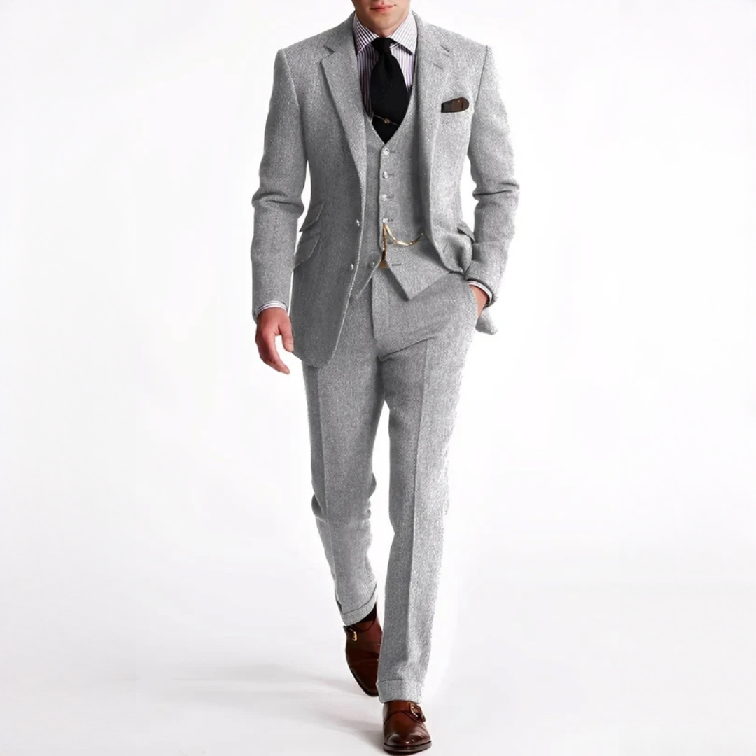 Traje de tres piezas elegante para hombre, ideal para bodas y eventos formales. Estilo clásico y sofisticado.