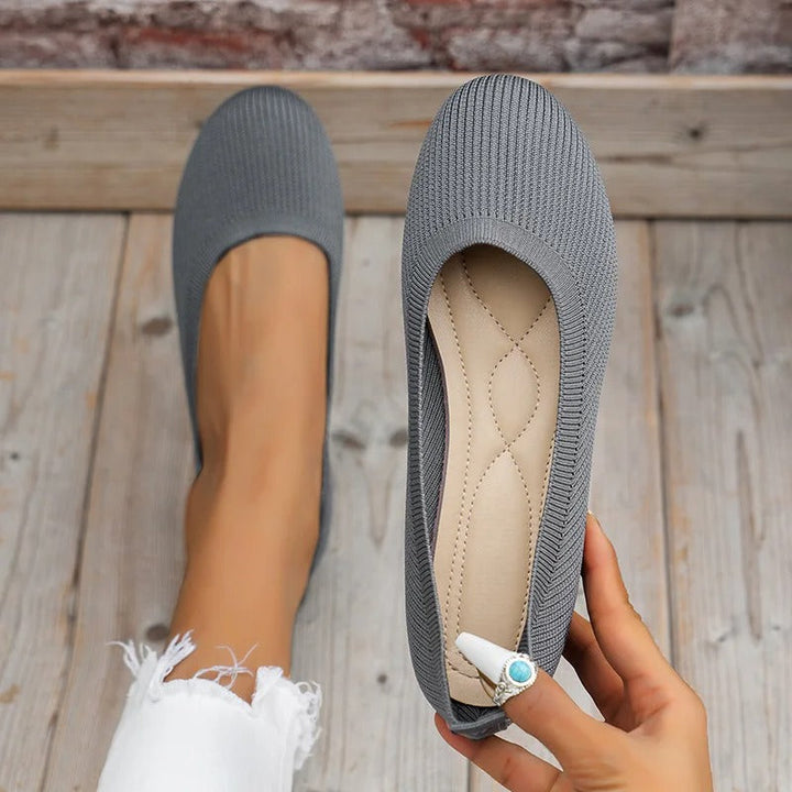 Detalle del talón de zapatillas de mujer, diseño antideslizante para soporte y comodidad durante todo el día.