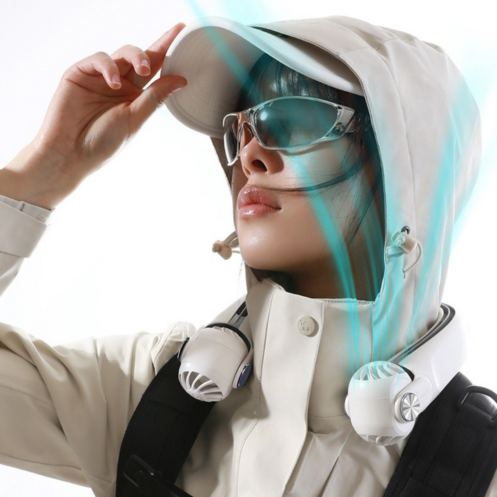 Persona usando ventilador de cuello recargable portátil blanco, disfrutando de frescura en un día de verano.