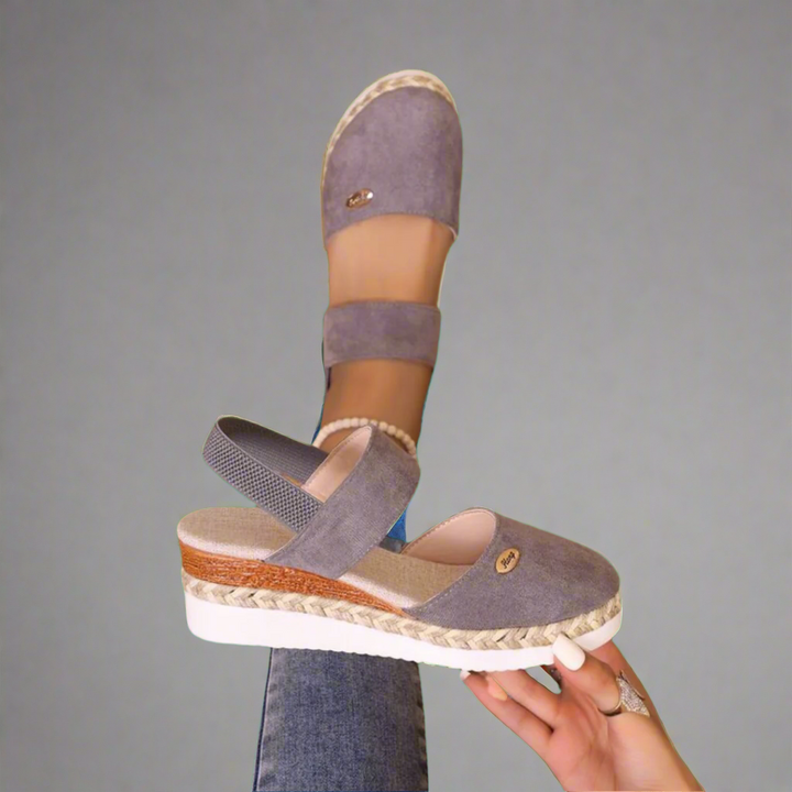 Descubre las sandalias de cuña para mujer con banda ancha. Calzado de verano, cómodo y elegante para tu look.