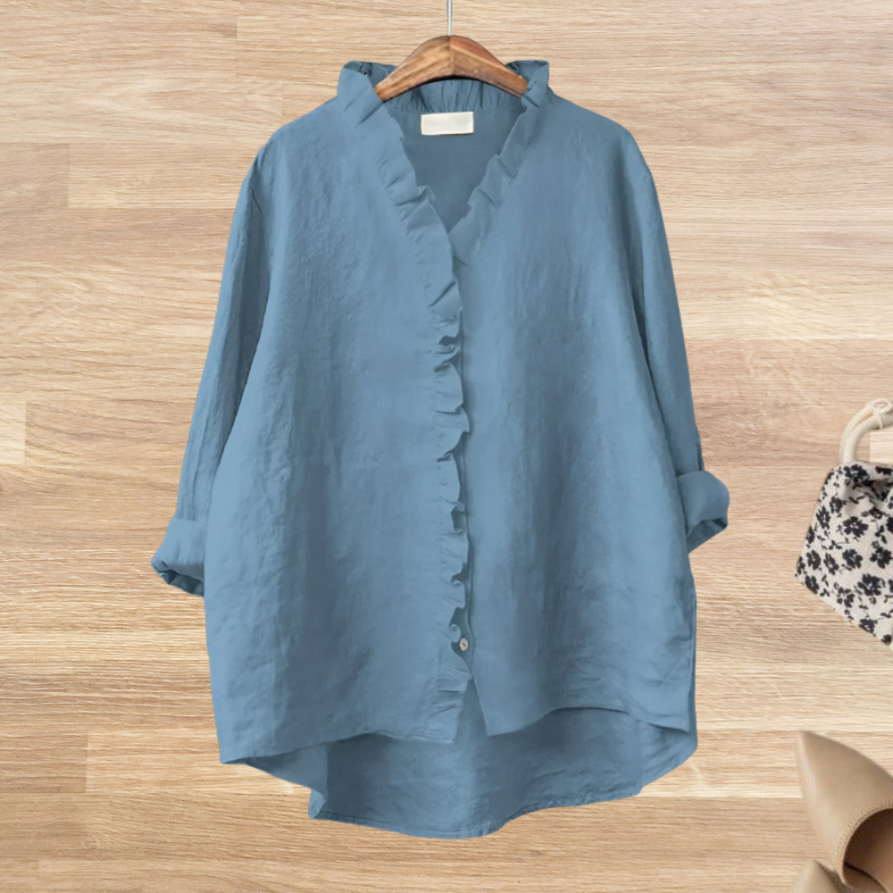 Detalle de manga larga y volantes en blusa fluida para mujer. Estilo elegante y cómodo, moda femenina.