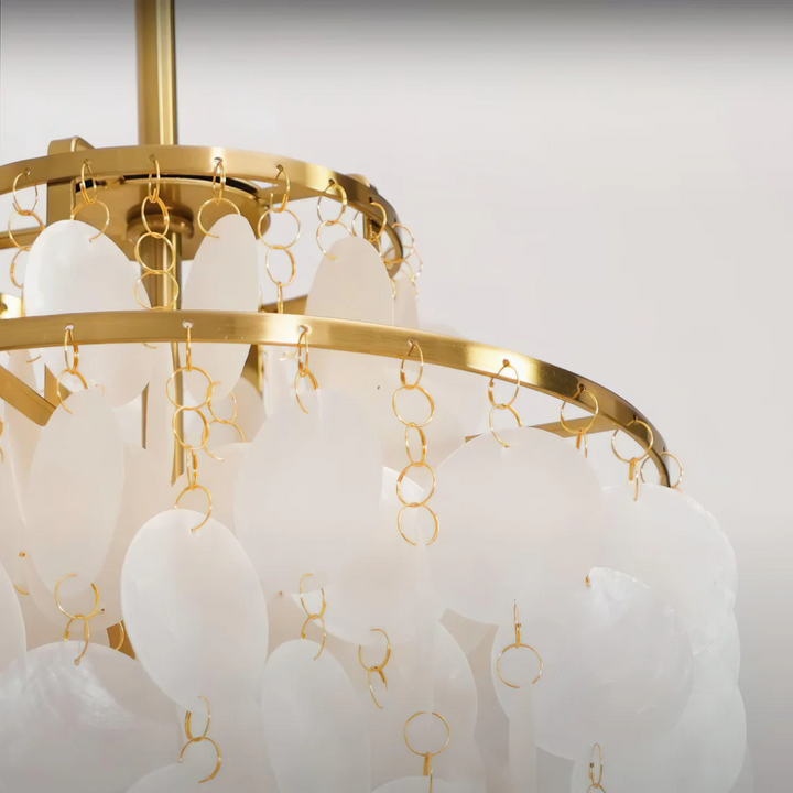 Lámpara de techo vintage, elaborada con conchas para una iluminación decorativa y distintiva.