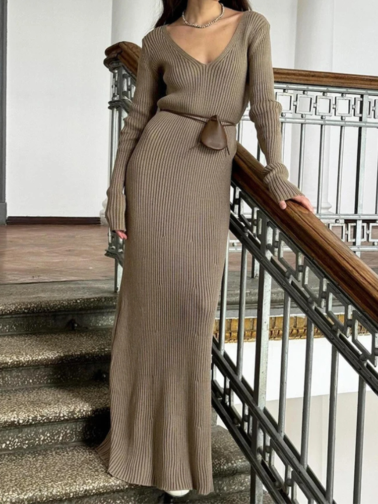 Vestido largo de punto acanalado con cuello V para mujer, ideal para ocasiones formales e informales.