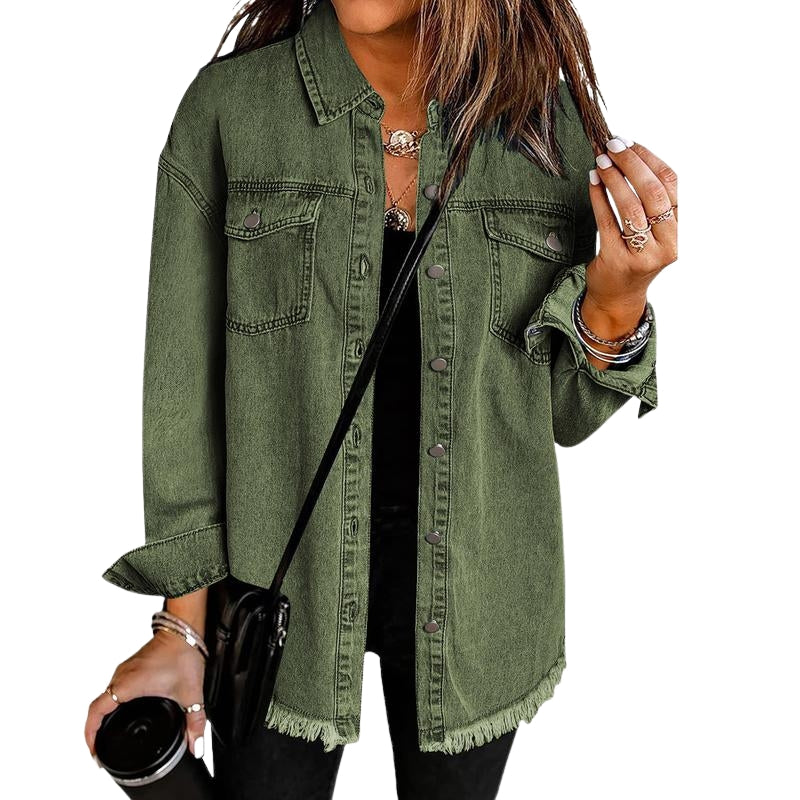 Primer plano de la textura de la chaqueta vaquera de mujer con bajo deshilachado y corte oversize.