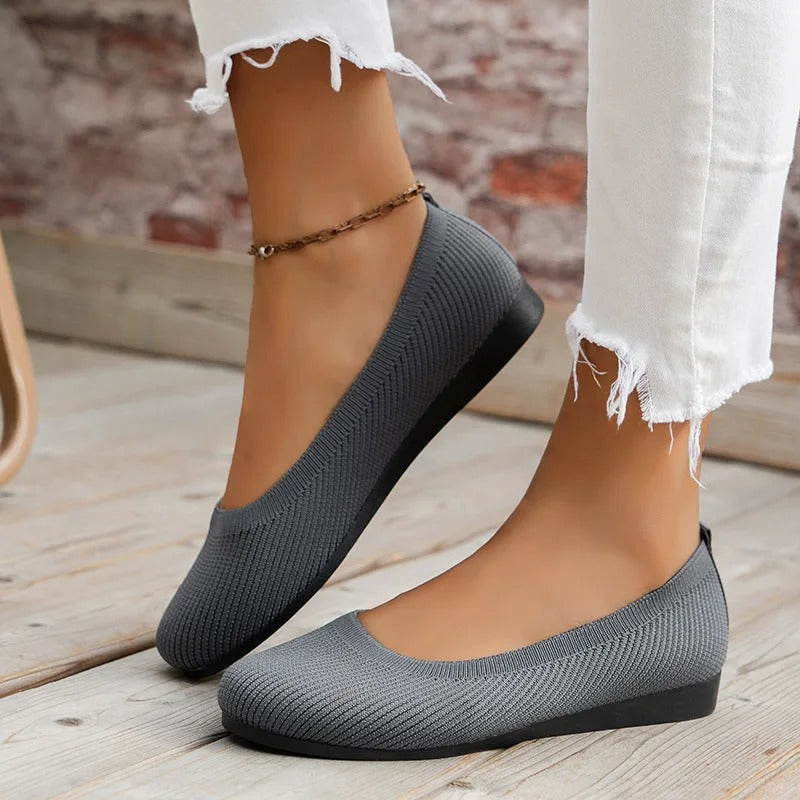 Zapatillas de mujer transpirables, vista frontal. Diseño sin cordones y suela antideslizante para seguridad.